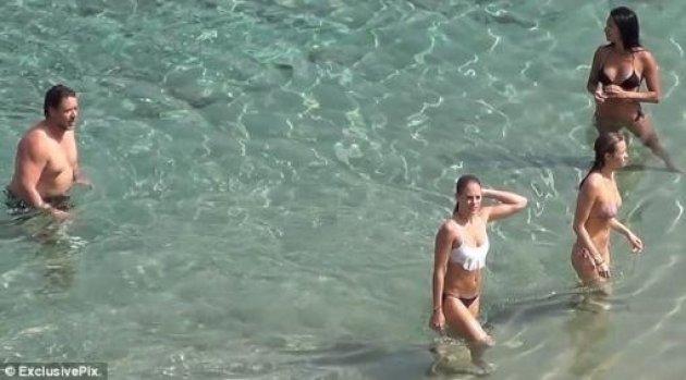 Russell Crowe Mikonos'ta genç kızlarla sobelendi