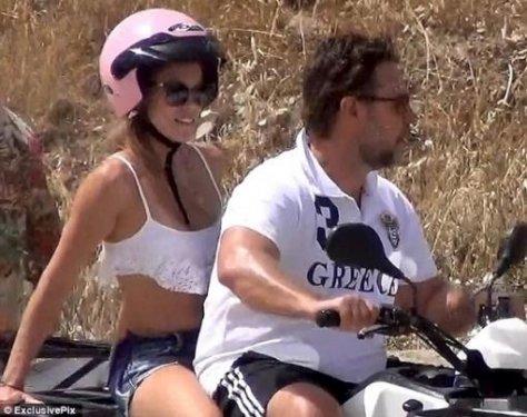 Russell Crowe Mikonos'ta genç kızlarla sobelendi