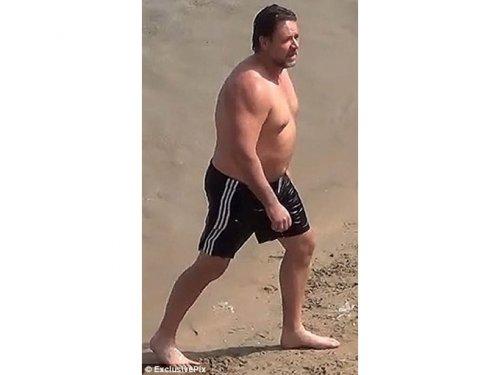 Russell Crowe Mikonos'ta genç kızlarla sobelendi