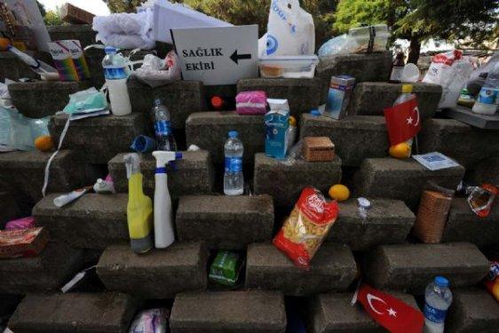 Gezi Parkı duvarlarına yiyecek bırakıldı