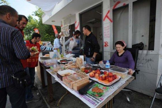 Gezi Parkı duvarlarına yiyecek bırakıldı