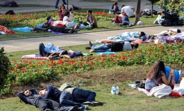 Gezi Parkı duvarlarına yiyecek bırakıldı