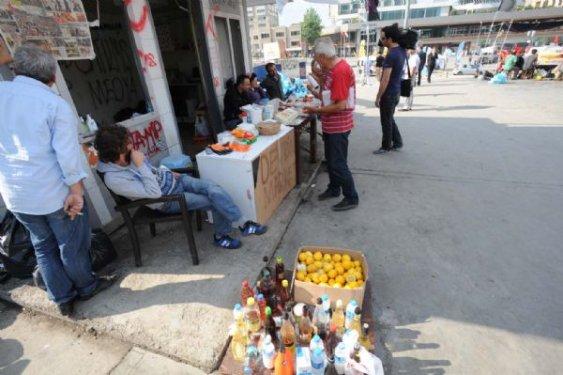 Gezi Parkı duvarlarına yiyecek bırakıldı
