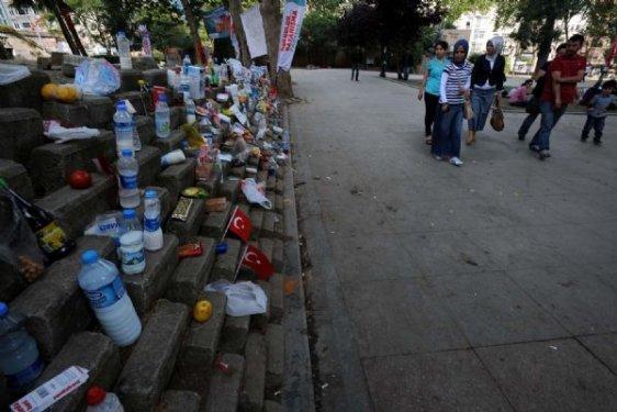 Gezi Parkı duvarlarına yiyecek bırakıldı