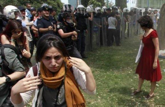 Kırmızılı kadının devamı