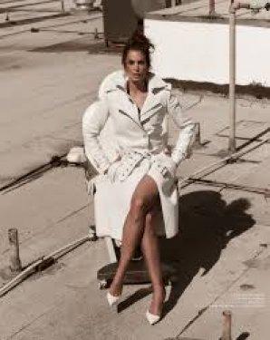 Cindy Crawford vücuduyla olay yarattı