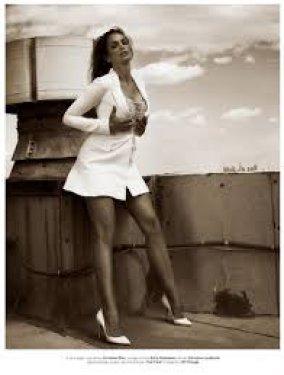 Cindy Crawford vücuduyla olay yarattı