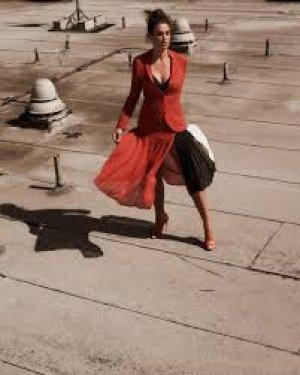 Cindy Crawford vücuduyla olay yarattı