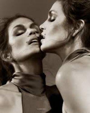 Cindy Crawford vücuduyla olay yarattı