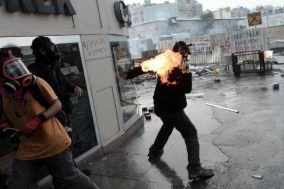 Molotoflu saldırganlar kendilerini yaktı