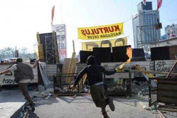 Molotoflu saldırganlar kendilerini yaktı