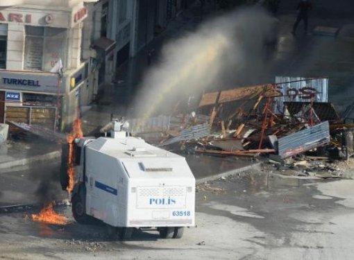 Molotoflu saldırganlar kendilerini yaktı