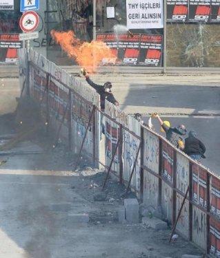 Molotoflu saldırganlar kendilerini yaktı