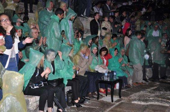 Ajda Pekkan hayranları yağmur çamur dinlemedi 