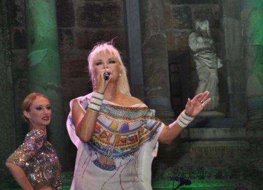 Ajda Pekkan hayranları yağmur çamur dinlemedi 