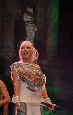 Ajda Pekkan hayranları yağmur çamur dinlemedi 