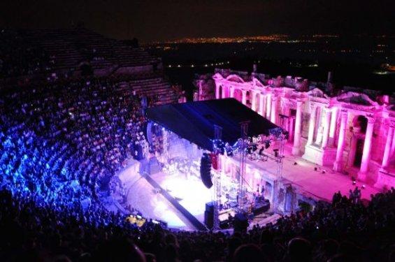 Ajda Pekkan hayranları yağmur çamur dinlemedi 