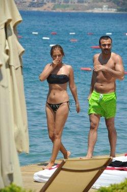 Demet Akalın eşi Okan Kurt'la tatilde