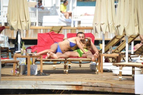 Demet Akalın eşi Okan Kurt'la tatilde