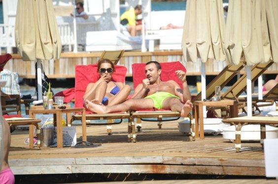 Demet Akalın eşi Okan Kurt'la tatilde