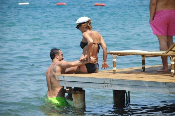 Demet Akalın eşi Okan Kurt'la tatilde