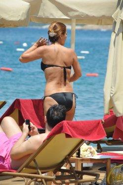 Demet Akalın eşi Okan Kurt'la tatilde