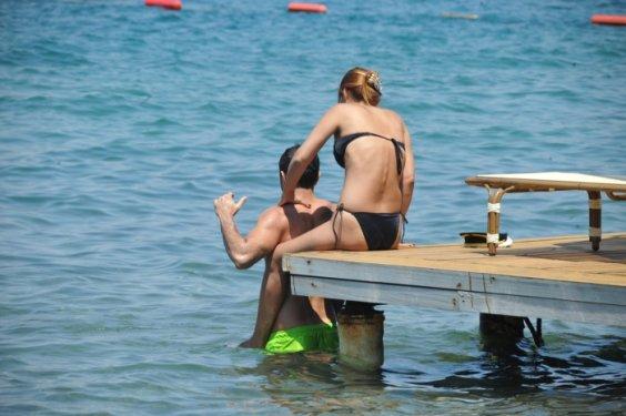 Demet Akalın eşi Okan Kurt'la tatilde