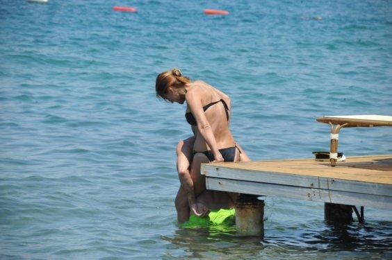 Demet Akalın eşi Okan Kurt'la tatilde