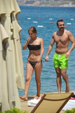 Demet Akalın eşi Okan Kurt'la tatilde