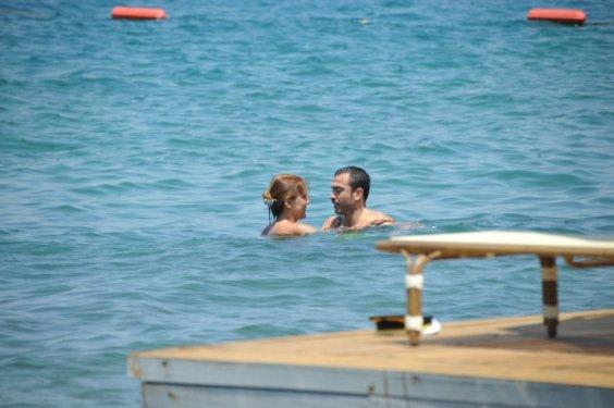 Demet Akalın eşi Okan Kurt'la tatilde