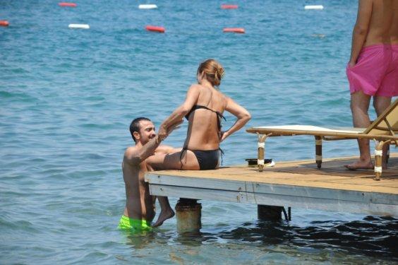 Demet Akalın eşi Okan Kurt'la tatilde