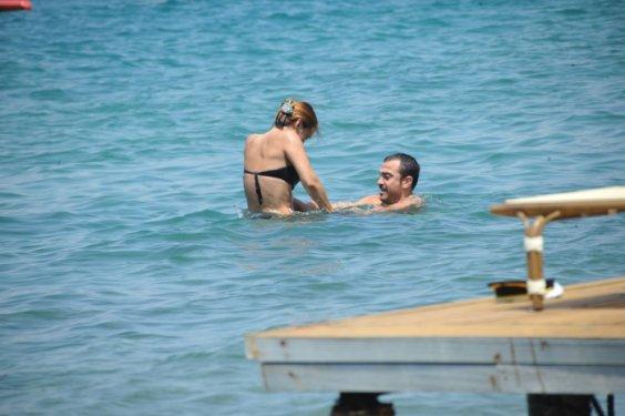 Demet Akalın eşi Okan Kurt'la tatilde