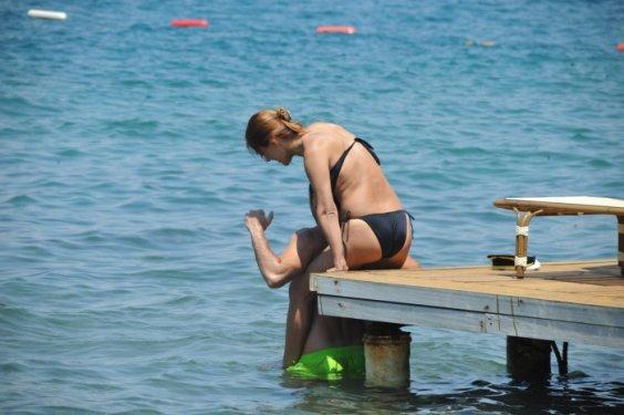 Demet Akalın eşi Okan Kurt'la tatilde