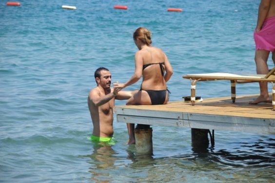 Demet Akalın eşi Okan Kurt'la tatilde