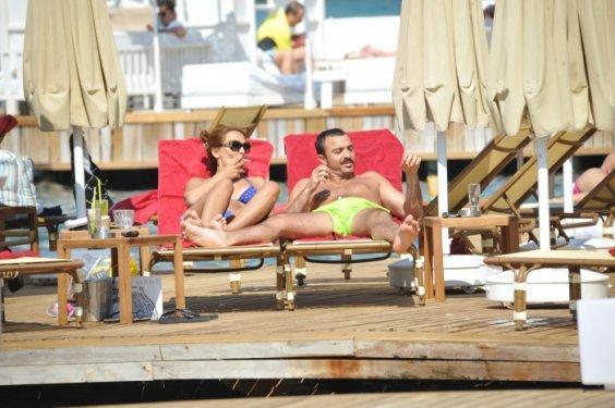 Demet Akalın eşi Okan Kurt'la tatilde