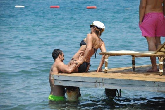 Demet Akalın eşi Okan Kurt'la tatilde