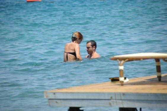 Demet Akalın eşi Okan Kurt'la tatilde