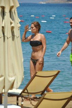 Demet Akalın eşi Okan Kurt'la tatilde