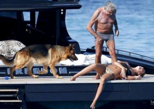 Roberto Cavalli'yi sevgilisi kendi elleriyle yıkadı