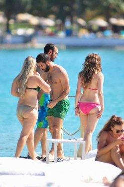 Arda Turan Çeşme'de kızların sıkı markajında