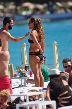 Arda Turan Çeşme'de kızların sıkı markajında