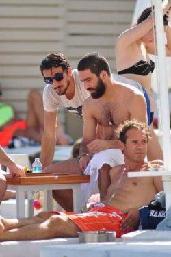 Arda Turan Çeşme'de kızların sıkı markajında