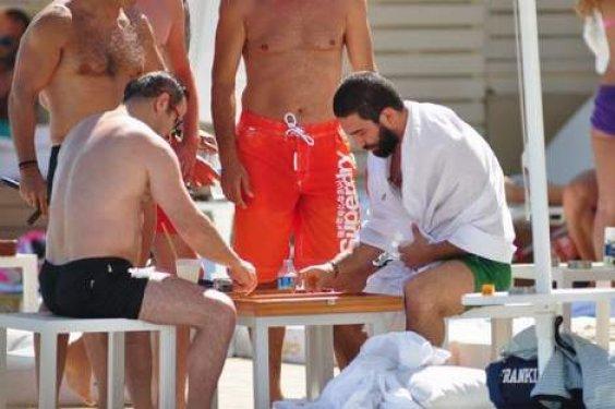 Arda Turan Çeşme'de kızların sıkı markajında