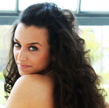 Almanya'nın Türk güzeli Arzu Akyüz