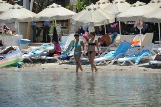 Gökçe Bahadır bikinili