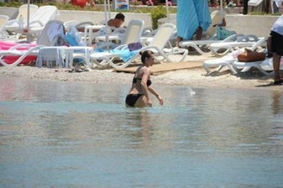 Gökçe Bahadır bikinili