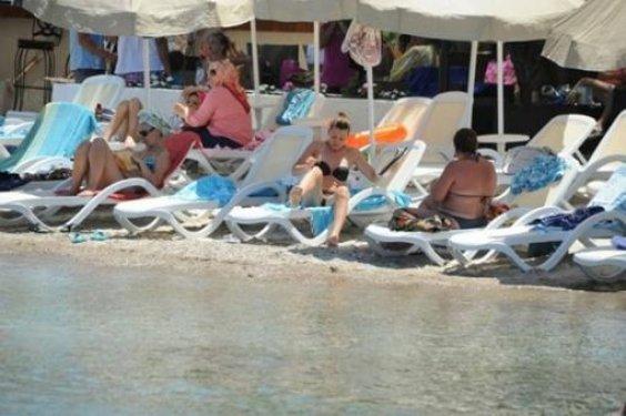 Gökçe Bahadır bikinili