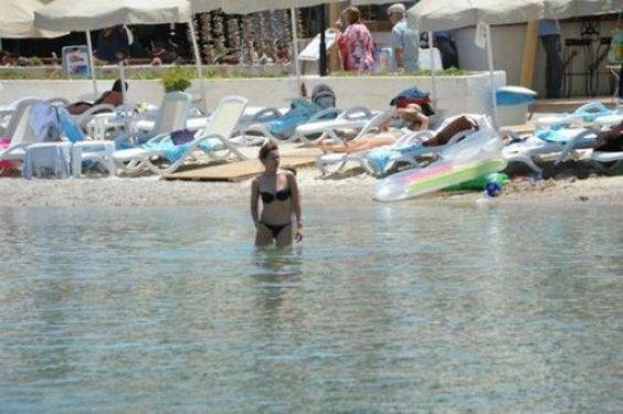 Gökçe Bahadır bikinili