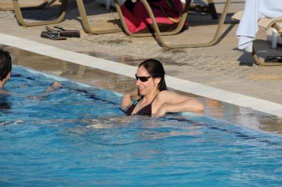 Ahu Türkpençe havuzda 