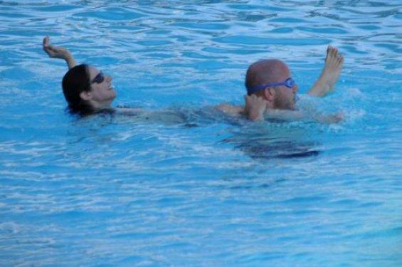 Ahu Türkpençe havuzda 